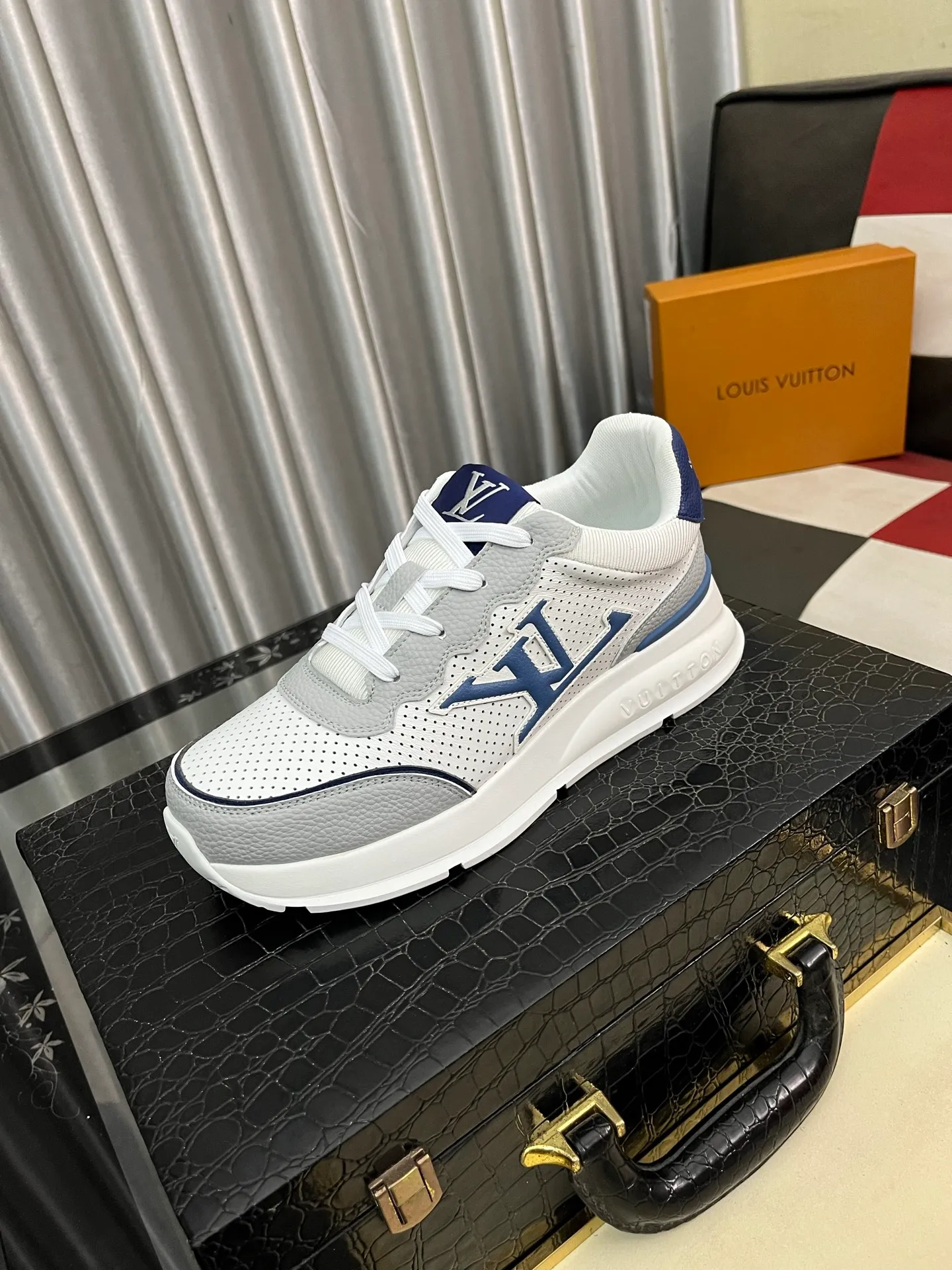 Men's shoes 💰458⌚️⌚️[Louis Vuitton LV] Dad shoes are popular casual sports shoes with outsole, breathable and comfortable, easy to walk, trendy men's versatile fly woven epoxy with ➕leather lining➕Gucci's popular original outsole, sports and running style, super comfortable. Code number 38-44